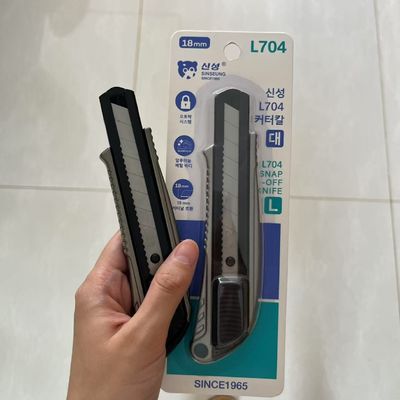 ซื้อ มีดคัตเตอร์อเนกประสงค์ 18 มม. รุ่น L704 พร้อมใบมีดยาว 100 มม. และใบมีด SK2 อะลูมิเนียมที่ทนทาน การผลิตออนไลน์