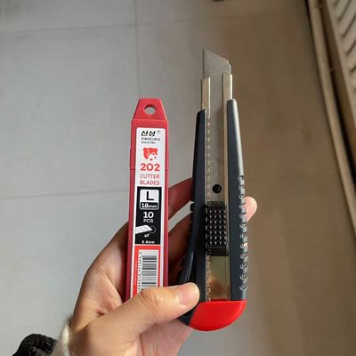 การตัดแม่นยําด้วยเครื่องตัดใบมีด 18 มิลลิเมตร ในเงินและความหนา 0.5 มิลลิเมตร