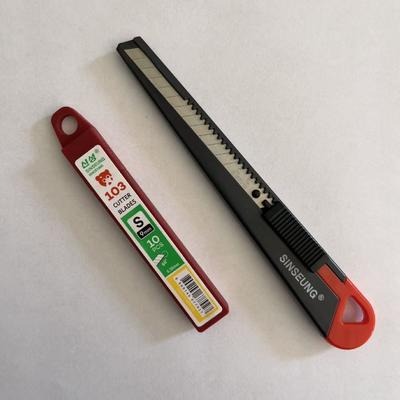 0.38 มิลลิเมตรหนา 9 มิลลิเมตร Cutter ถอดลอกมีดความปลอดภัย เหล็กคาร์บอนสูง มีดการเติมใหม่สําหรับการบรรจุ
