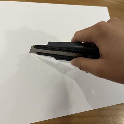 18 มิลลิเมตร Blade Width มีดหลากหลายฟังก์ชันที่มีกลไกการเปลี่ยนปุ่มรวดเร็วที่ให้การเปลี่ยนใบมีดและการตัดความสามารถ